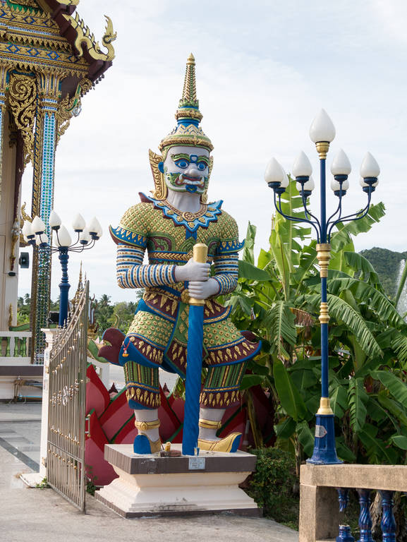 Statue im Wat Plai Laem Tempel