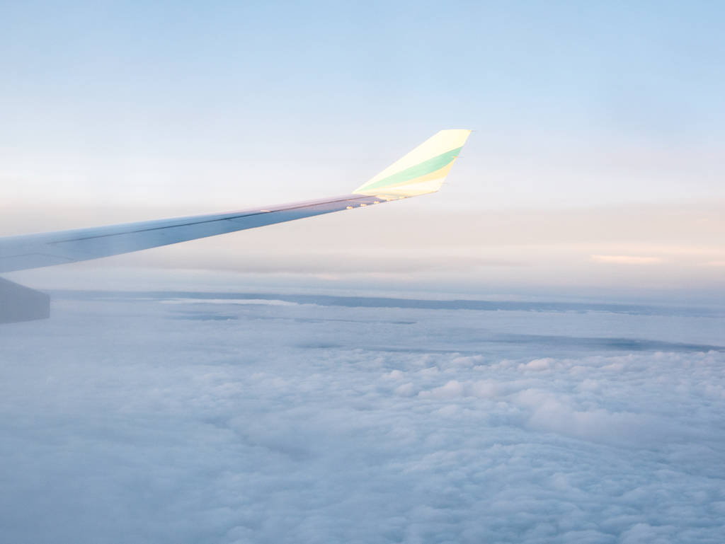 Über den Wolken in einem Flugzeug