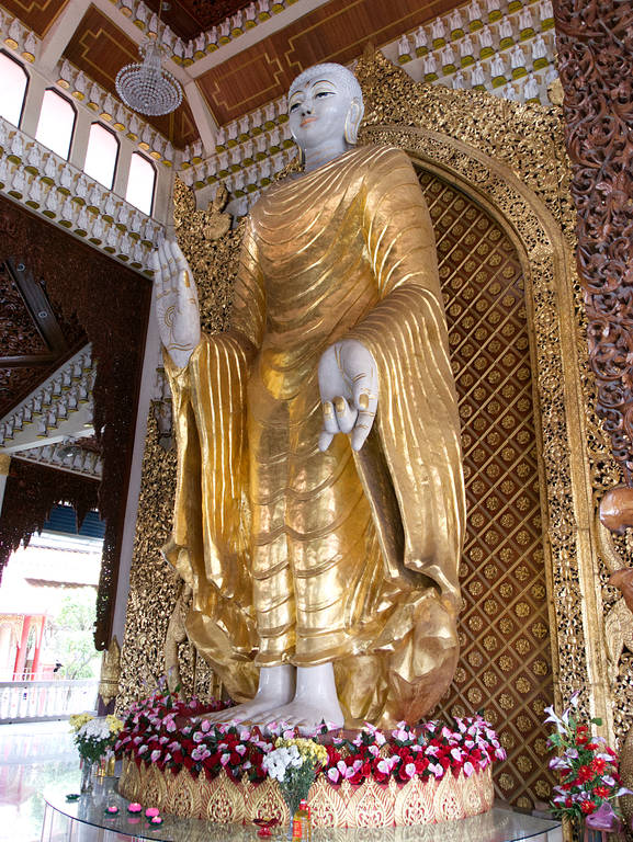 Goldene Statue im Dhammikarama Burmese Tempel