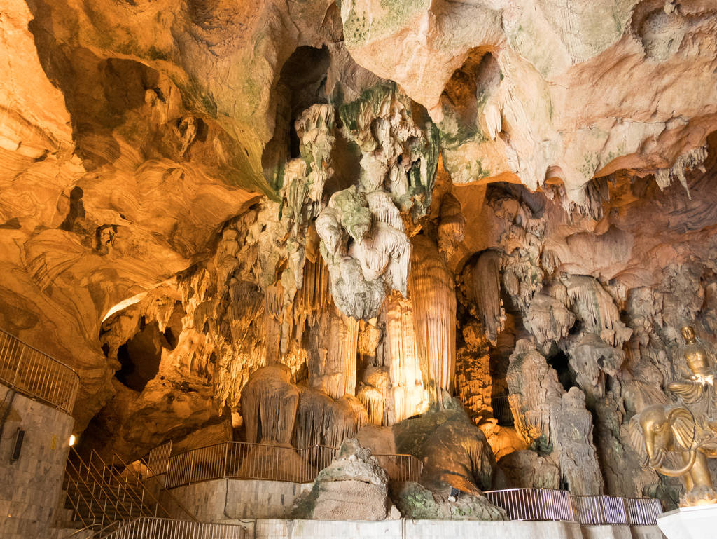 Tropfsteinhöhle im Kek Long Tong Tempel