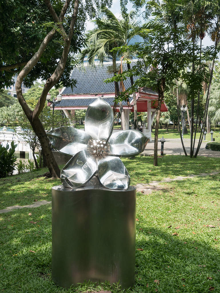 Benchasiri Park Bangkok Statue Silberne Blüte