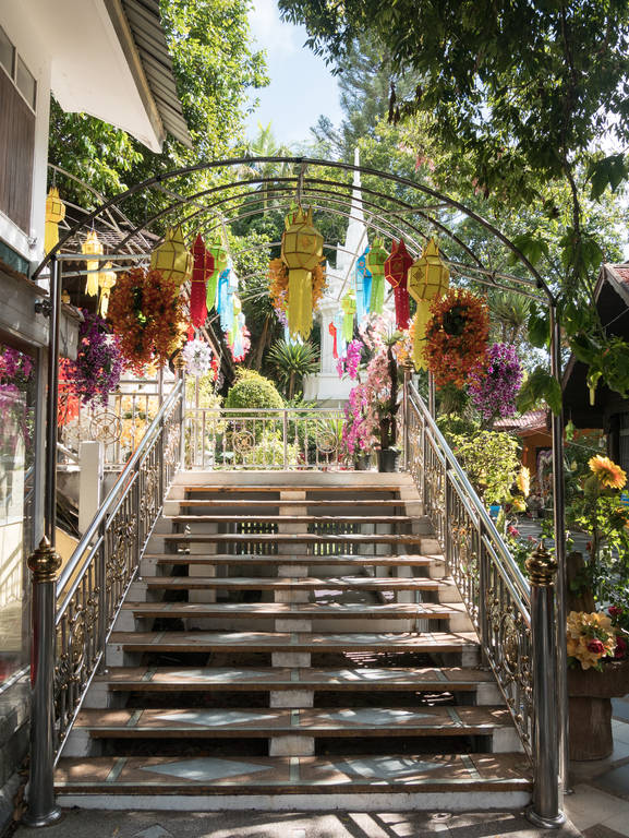 Geschmückte Treppe im Wat Phra That Doi Suthep