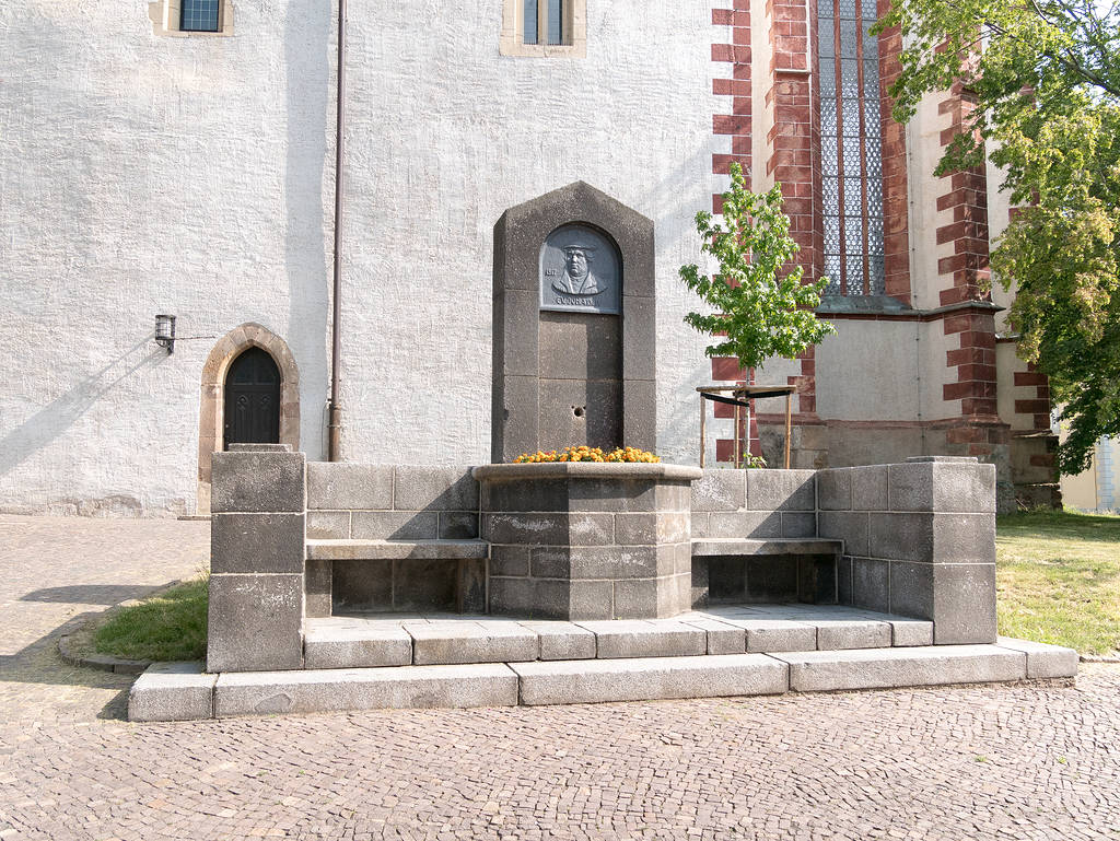 Lutherbrunnen vor Dom St. Marien