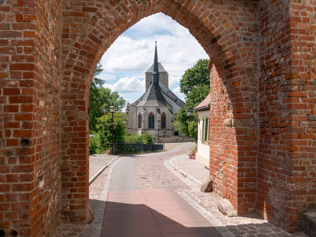 Blick auf die Marienkirche durch das Tor