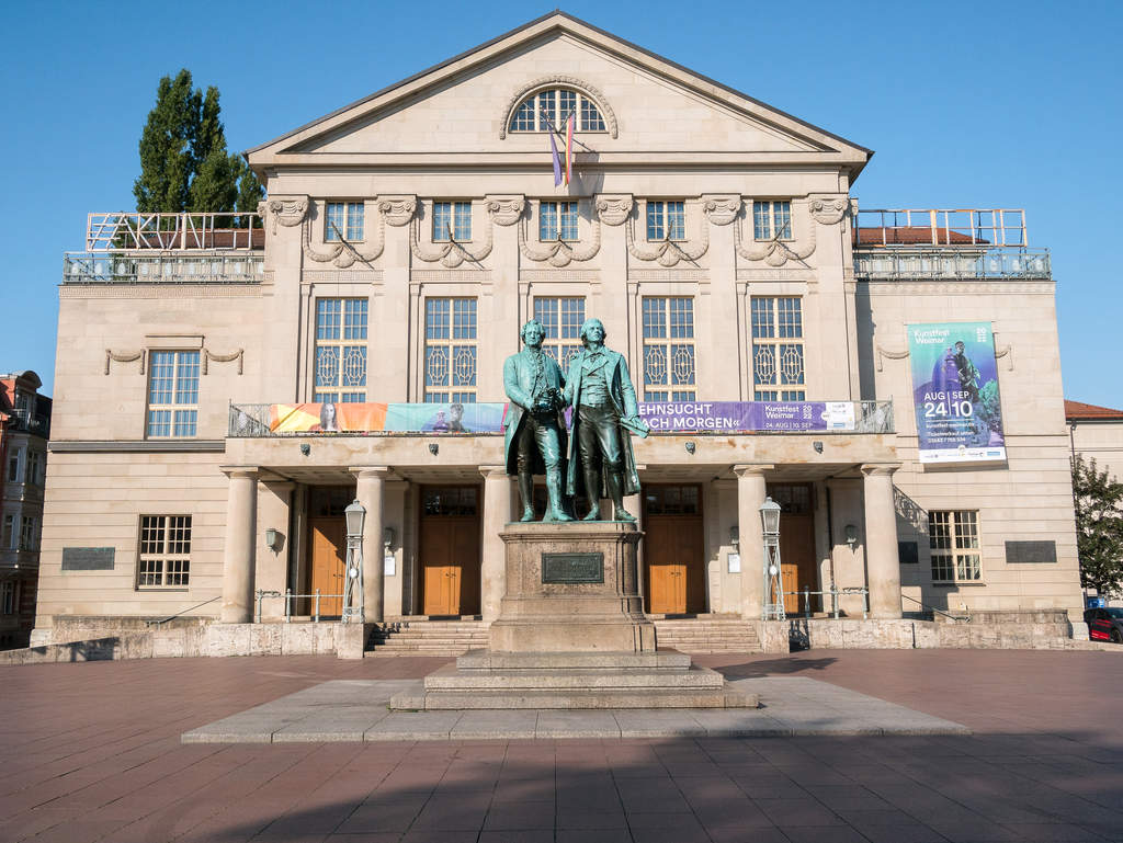 Deutsches Nationaltheater mit Goethe-Schiller-Denkmal