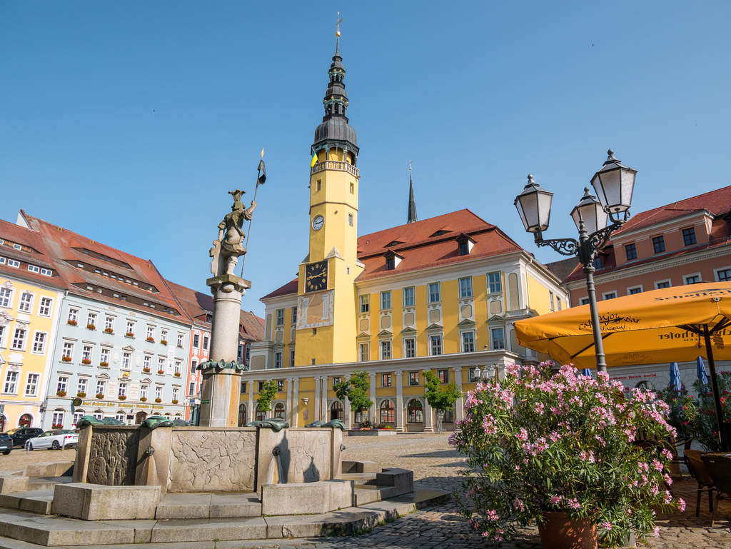 Hauptmarkt mit Rathaus, Brunnen und Ritter Dutschmann Statue