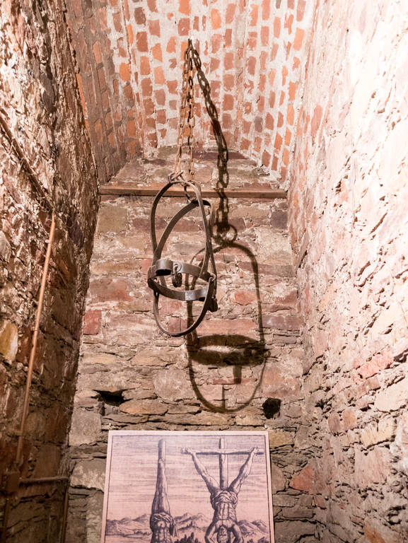 Schlosskerker mit Folterinstrument im Schloss Augustusburg