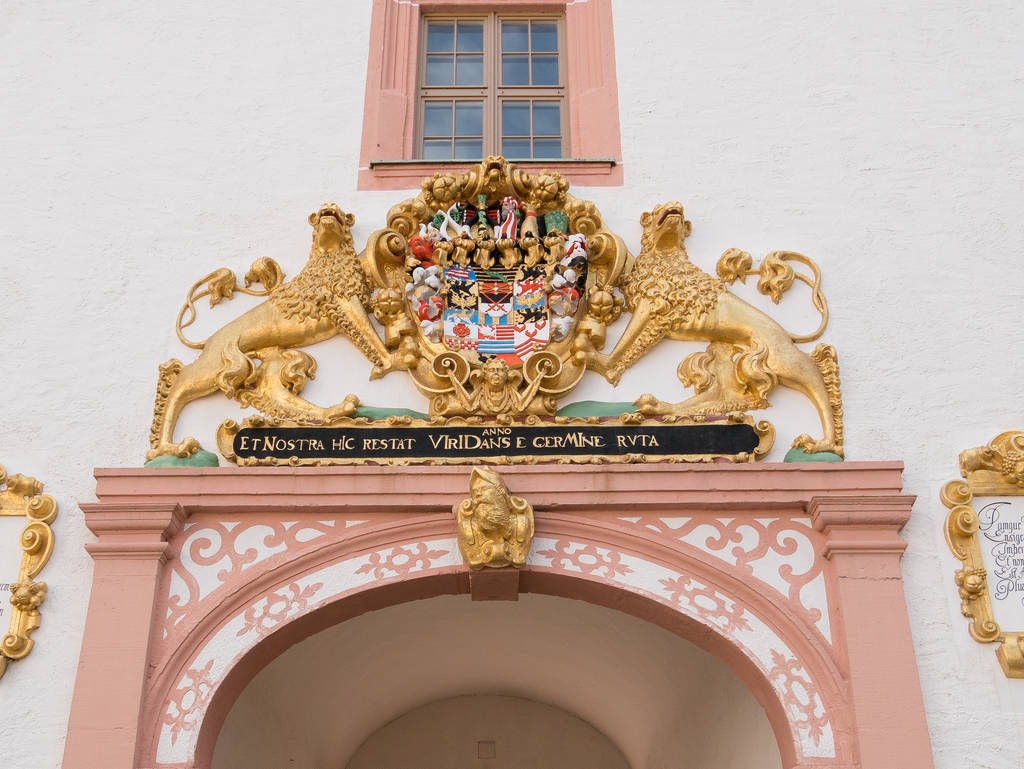 Verzierung am Eingang von Schloss Augustusburg - Objekt der Sehenswerten Drei