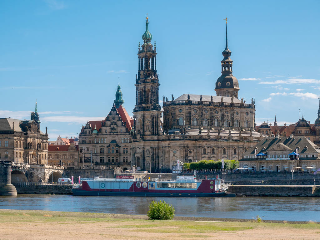 Dresden Sehenswürdigkeiten: hier Residenzschloss mit Elbe im Vordergrund