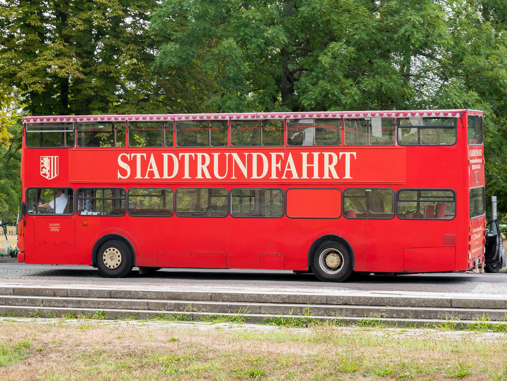 Doppeldeckerbus für Stadtrundfahrt in Dresden