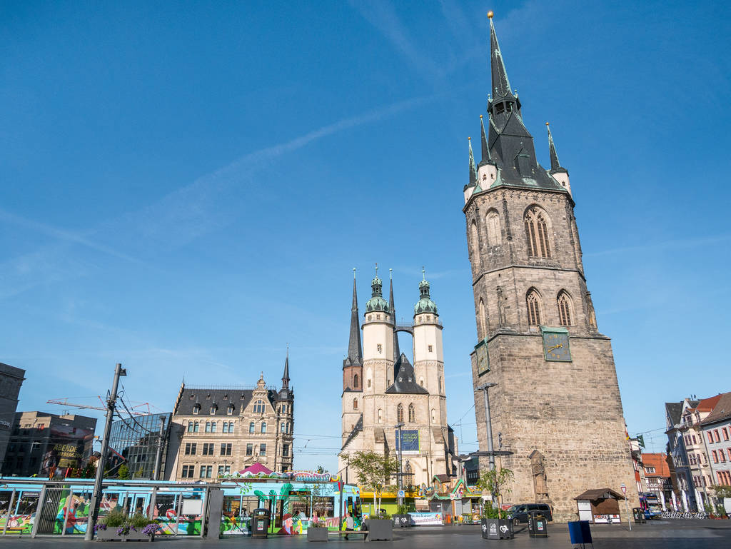 Marktplatz Halle mit Marktkirche und Roter Turm