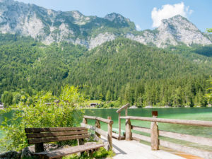Hintersee mit Bergen im Hintergrund