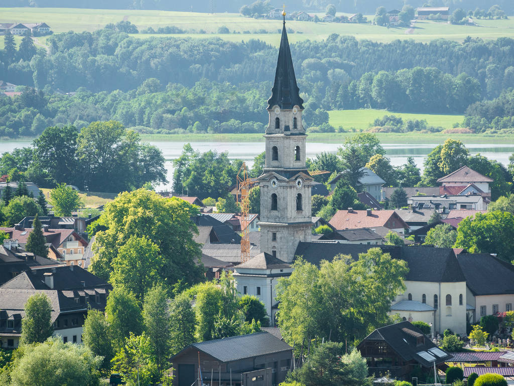 Blick auf Stiftskirche Mattsee vom Aussichtspunkt